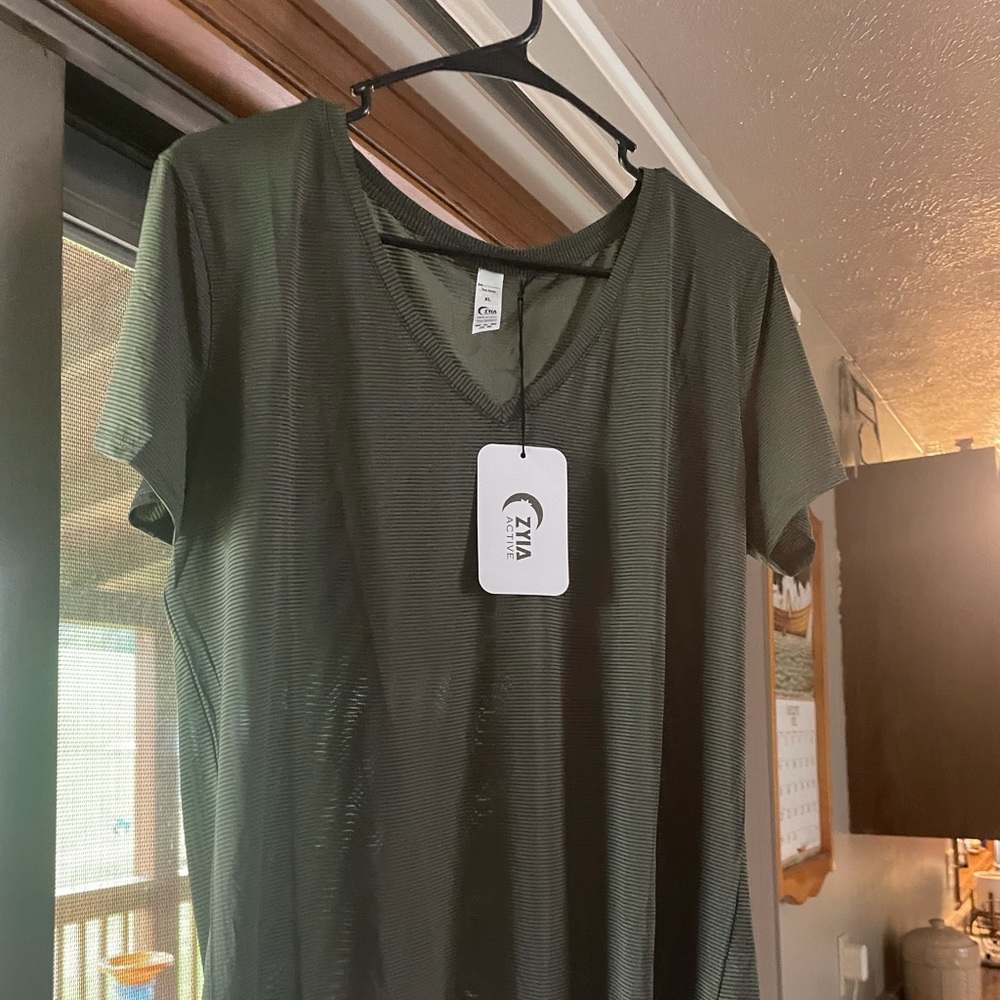 A short sleeve shirt, good active wear, xL fits like a Mediun